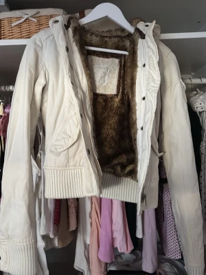 Jacka från abercrombie fitch - Vintage jacka från Abercrombie & Fitch i stl S, för stor för mig med xs så true size S. Inga bilder på. Päls delen på luvan fattas, en knapp på fickan och har några fläckar, 20+ år gammal!