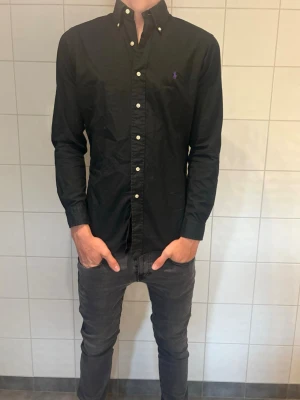 Ralph lauren skjorta - Säljer nu en polo Ralph lauren skjorta i mycket fint skick. Jag på bilden är 185cm lång. Hör av er vid frågor eller funderingar!✌️