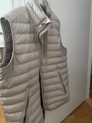 Ljusbeige dunväst från Parajumpers - Parajumper strl M! Använd ett fåtal ggr. Köptes online från careofcarl. kvitto finns!