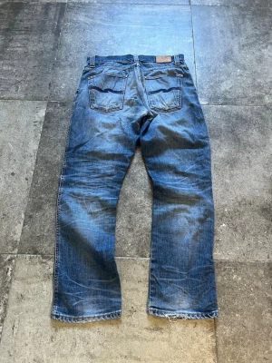 Vintage Flared Nudie Jeans  - tja! nu säljer jag mina sjukt feta nudies i strlk 34/32🫡 dessa har fått en massa användning och har sjukt bra och snygga reparationer gjorda i nudies butik😉 tveka inte på att skriva ifall du har frågor🥰