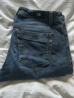 Blå ltb jeans - Ett par mörkblå bootcut lågmidjade ltb jeans helt oanvända✌🏻