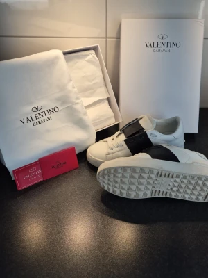 Valentino open - Ett par riktigt fräscha valentino open med svart sträck dom är i storlek 40 dom passar riktigt bra ny inför sommaren lätta att styla priset ej hugget i sten, bara använda fåtal gånger. Box, dustbag, kort, kuvert följer med. Skriv vid frågor eller om ni vill se fler bilder. Pris ej hugget i sten
