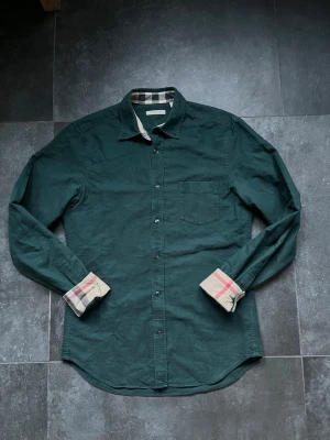 Burberry skjorta  - Tjena, säljer du denna riktigt snygga och populära bur skjortan i den unika färgen mörkgrön den är i bra skick utan några skador. Hör av er vid frågor och funderingar🙌🤝 