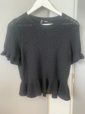 Svart stickad topp - Säljer en svart stickad topp från H&M. 