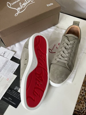Christian Louboutins - PRIS EJ HUGGET I STEN. Säljer dessa fina skor som kommer med kvitto, box och dustbag etc.. Dem är storlek 43 i färgen Olivgrå , aldrig använda. Säljer pga fel storlek! För mer bilder eller info kom pm:) 