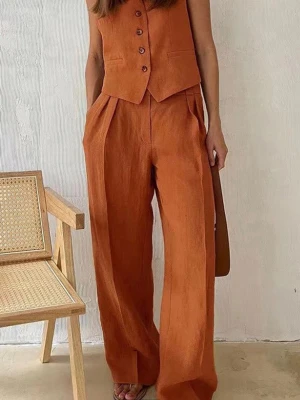 Set i linne och bomull, byxor ich väst - Snyggt orange set i linne-look med breda ben och matchande väst med knappar framtill. Byxorna har hög midja, pressveck och fickor, vilket ger en trendig och avslappnad siluett. Perfekt för dig som gillar stilrena och moderna plagg. Linne med bomull och foder i bomull. Helt ny!