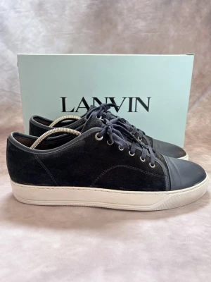 Lanvin Skor - Stl Uk 9/ 43 - Riktigt schyssta Lanvins i svart och marinblå färg! Mycket bra skick: 9/10 | Storlek 9 som passar Stl 43 | Nypris: ca 4500kr | Ingår vid köp: Skorna | Hör av dig vid frågor! 🏖️🙌