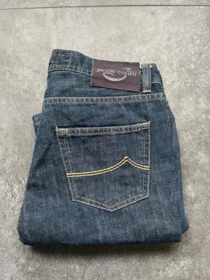 Jacob Cohen jeans - Tjena, säljer nu dessa riktigt snygga och populära jeansen från Jacob cohen, dem är i bra skick och inga skador, storlek 30: Modellen på bilden är 180 cm och väger 64 kg, hör av er vid frågor eller funderingar 🤝🏻🙌