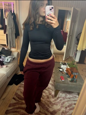 Vinröda mjukisbyxor från Brandy Melville - Säljer dessa vinröda mjukisbyxor från Brandy Melville❤️