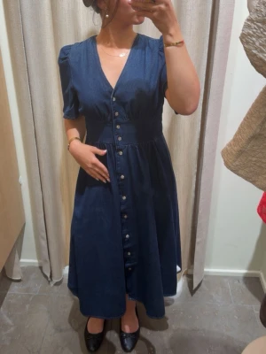 Mörkblå jeansklänning  - Säljer en svin snygg mörkblå jeansklänning från VERO MODA som sitter super snyggt. Endast testad och säljer då returtiden rann ut. Nypris: 850kr.                              Hör av er vid frågor❣️