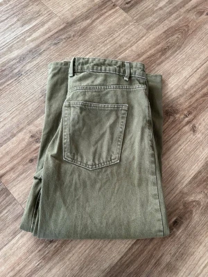 Gröna baggy jeans - Gröna baggy jeans. Storlek 38 men är lite kortare än vandliga. Nästan inte använda alls.