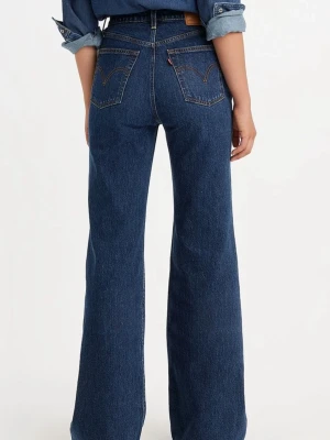 Långa Levis Jeans - Ett par sjukt snygga och långa mörkblå utsvängda jeans från Levis i storlek 28/34. Köpta för en månad sen men tycker de är lite för långa för mig så säljer de vidare… men sjukt snygga och bekväma 