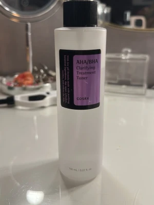 COSRX AHA/BHA Clarifying Toner💜 - En AHA/BHA Clarifying Treatment Toner från COSRX i 150ml, andra bilden visar hur mycket som är kvar ( mer än hälften ) Skriv till mig vid frågor🫶🏻