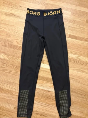 Svarta leggings från Björn Borg -  svarta leggings från Björn Borg och gul logga.