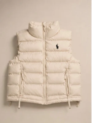 Beige/vit dunväst från Polo Ralph Lauren - Stilren beige dunväst från Polo Ralph Lauren med hög krage, dragkedja framtill och två fickor med dragkedja. Västen har det klassiska svarta Polo-logotypen på bröstet och justerbara snören nedtill. Perfekt för lager-på-lager och trendig streetstyle. Funkar även på sommar kvällar eller svalare dagar.