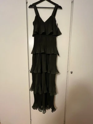 Jättefin balklänning  - Jättefin balklänning! Aldrig använd, endast provad. Strl xs Svårt med färgen på fotot, men den är olivgrön!