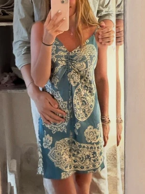 Grön mönstrad klänning  - Säljer en fin sommarklänning med unikt mönster 