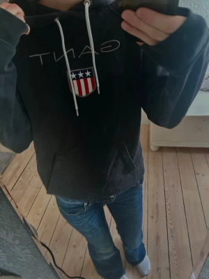 Hoodie Gant - Cool hoodie från GANT  i storlek XS/S. Inte mycket använd så i väldigt fint skick. Enkel och passar bra till det mesta! Skriv om du har frågor☺️