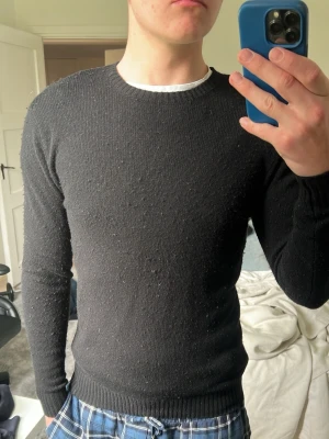 John Henric tröja - En fin John Henric tröja som är väll använd och noppring men går att få bort genom en nopper maskin. Den är 10% cashmere och 90% wool. Skriv för fler frågor eller bilder!
