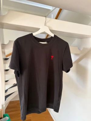 Ami T-shirt - Hallå eller! Säljer mina Ami t-shirt storlek S. Bra skick och inga slitage utom att har används. Pris kan diskuteras