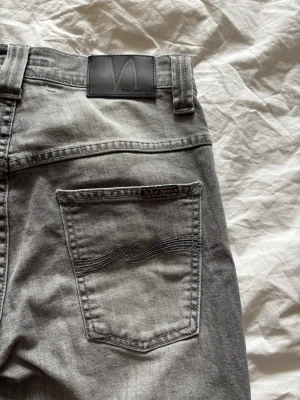Nudie Jeans - Sjukt snygga och unika Nudie jeans i grå med lite vita slutningar och perfekt passform. Skriv vid fler funderingar. Nästan helt nya