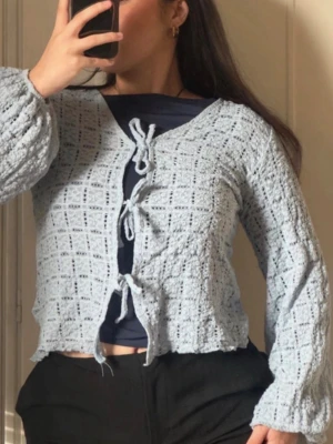 NAKD TOPP - NA-KD ljusblå stickad cardigan med tre knyt framtill. Kom aldrig till användning så säljer vidare