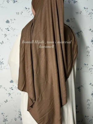 Karamellfärgad bomullshalsduk - Snygg karamellfärgad hijab i tunt bomullsmaterial. Sjalen har en mjuk och följsam känsla som gör den enkel att styla på olika sätt. Perfekt för dig som vill ha en lätt och luftig accessoar till din outfit.