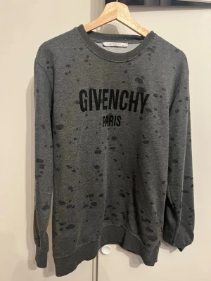 Grå stickad tröja  - Mörkgrå stickad tröja 