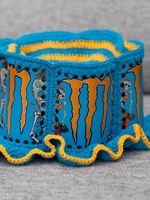 Virkad ölhatt Monster Energy energidryck  - Unik virkad ölhatt med Monster.  Virkad i 100% bomull. Passar upp till 58cm.  Vissa burkar kan ha mindre repor eller bucklor, vilket tyvärr kan uppstå under tillverkningen av hattarna. Insidan av burkarna slipas efter hålen tagits för att undvika vassa kanter. Därför kan det ibland finnas lite slipmärken, men det är inget som stör eftersom det är på insidan av hattarna.  Färger kan variera något beroende på skärminställningar.