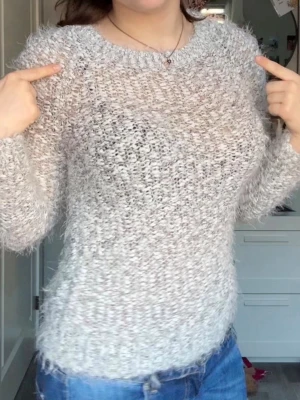 Ljusgrå fluffig stickad tröja - Mysig ljusgrå stickad tröja med fluffig textur och rund hals. Från Cubus storlek xs!❤️