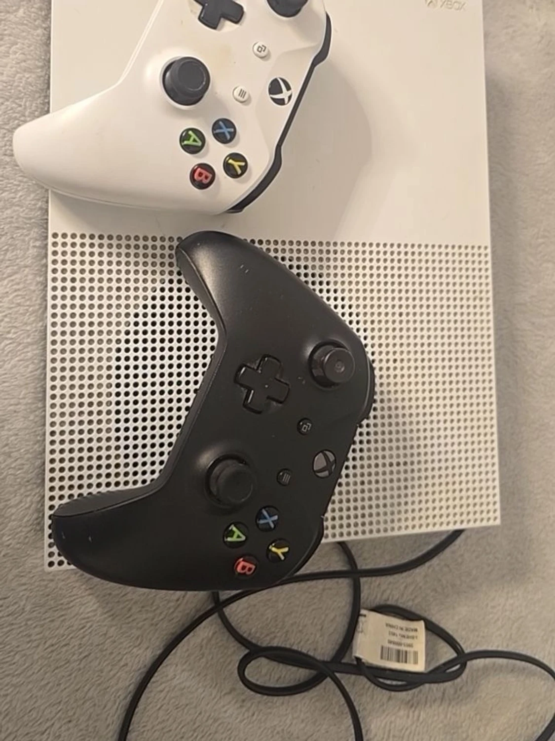 Xbox One S med två handkontroller