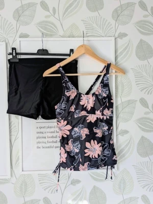 Vacker Tankini Storlek S-M - - Takiniset i 2 delar. - Storlek M men passar S bäst. - Uttagbar vaddering . - Justerbara axelband. - Oanvänt. - Jag kan ha missat någon miniskavank men jag har försökt att granska plagget så gott det går. - Tror den köptes från Cellbes men jag är ej 100.