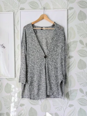 Längre Cardigan H&M Storlek M-L - Superskön mjuk tunn och elastisk lite längre cardigan i jättefint skick.  - Storlek M men passar L bäst eller större M.  - Använd ett fåtal gånger lite lite ludd kan synas mest i kanter men tass lätt bort med noppmaskin och någon knuta sticker ut på något ställe se extrabilderna.  - Jag kan ha missat någon miniskavank men jag har försökt att granska så gott det