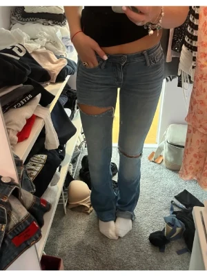 Crocker jeans  - Såå snygga jeans från Crocker köpta på Plick, säljer då de är för små för mig. Storlek W24 L31 , jättesnygg design med hål och slitningar, inga defekter. Hör av er för fler bilder eller frågor 💓