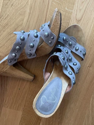 Vintage Replay klackar  - Vintage Reaply klackar i grå mocka med nitar. Osäker på storlek men tror 37, kan mäta och skicka privat vid förfrågan. Ens klacken har en liten brist vid tårna(se bild 2) Ge prisförslag eller köp direkt  