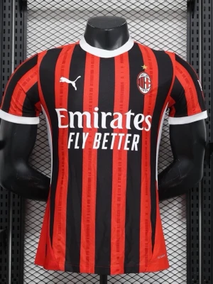 AC Milan matchtröja Puma röd/svart - Snygg AC Milan matchtröja från Puma i rött och svart med vita detaljer. Tröjan har klubbmärke på bröstet, Puma-logga och sponsortryck framtill. Tillverkad i lätt och ventilerande material, perfekt för fotboll eller träning.