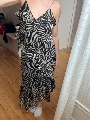 Maxi klänning nelly  - Använd 2 gånger & är i bra skick!🙌🏻dragkedja på sidan. Kommer aldrig till användning:(💗🙌🏻skriv om du har några funderingar & kom gärna med bud☺️