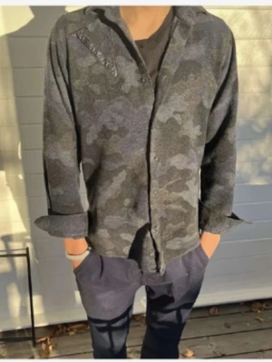 Valentino overshirt - Säljer denna snygga valentino overshirt. Inköpt i Qatar. Nypris på en sådan ligger på 20 000 kr. väldigt sällsynt modell. Storleken är S. Skriv vid funderingar 