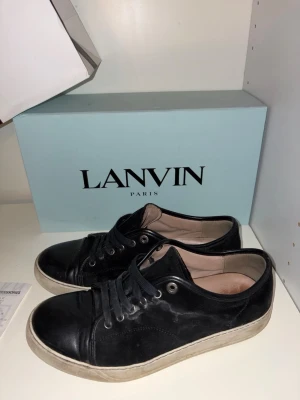 Lanvin nappa captoe  - Tja! Säljer mina Lanvins då de tyvärr inte kommer till användning längre. Skicket är använt och inte det bästa, men de går absolut att fräscha upp hos en skomakare utan större problem. Storlek 41, men passar även en 42:a då de är något stora i storleken. Priset är inte hugget i sten, så jag är öppen för seriösa bud. Hör gärna av dig om du har några frågor eller vill se fler bilder, jag svarar så snabbt jag kan! Extra skosnören medföljer (de är använda). Box, kvitto, dustbags och påse ingår ej.