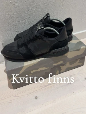 Valentino rockrunners - Tjenare! Säljare nu dessa riktigt schyssta valentino rockrunnners då jag har tröttnat på dem. De är såklart äkta och kvitto finns✅! Enligt mig är de i skick 7/10 då de finns några defekter som längst fram på toecapen. Tveka INTE på att höra av dig vid minsta lilla fundering🙌