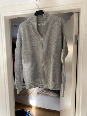 Stickad zip tröja  - Riktigt fet stickad zip tröja. Skick 10/10 knappt används.