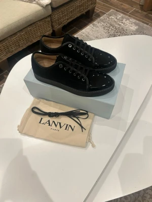 Lanvin cap toe - helt ny - Helt nya lanvins, storlek 43 (uk9), allt ingår såsom dustbags, snören, box etc. Självklart äkta. Kvitto finns. Hör av dig vid intresse 