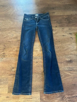 Mörkblå lågmidjade bootcut jeans  - Säljer ett par mörkblåa jeans från Gina tricot, använt 2 gånger bara! 🌸🫶🏼