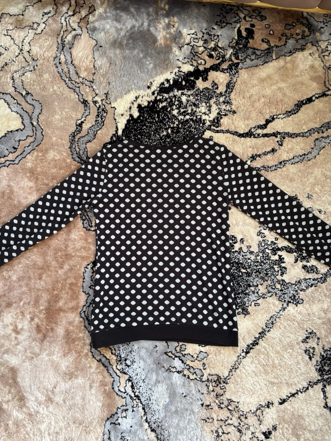 Svart tröja med vita prickar (polka dots)  - 1