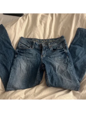 Lågmidjade jeans - Säljer dessa skit snygga lågmidjade jeans då de inte passar mig alls!! skriv privat för mått eller andra frågor, bilderna är från gamla ägaren så har tyvärr inga mer 🫶🏼