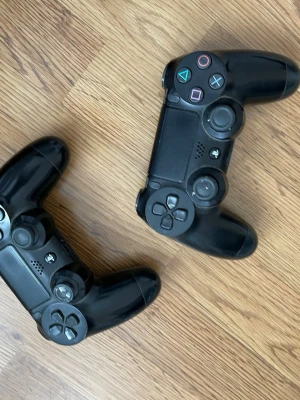 Svart PS4 DualShock 4 handkontroll - Säljer en svart DualShock 4 handkontroll till PlayStation 4 från Sony. Kontrollern har klassisk layout med två analoga spakar, styrkors, touchpad och färgade knappar. Tillverkad i plast med matt och blank finish. Perfekt för gamingkvällar och multiplayer.