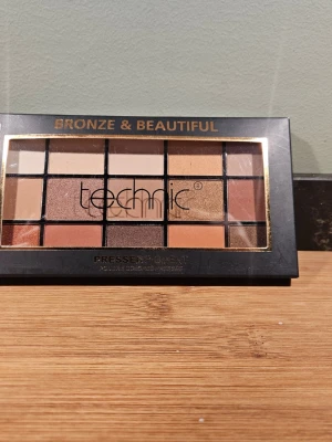 Ny Technic Ögonskuggspalett - Ögonskuggspalett om 15 bronziga nyanser från Technic. Oanvänd