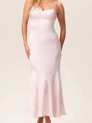 Rosa adore klänning - Säljer min fina balklänning från adore. Den är i princip i ny skick då den endast användas på balen. I storlek 38 men skulle säga att den även hade passat 36. Bandel är lite uppsydda men det går också att ta bort om det är så. Pris kan diskuteras🥰🥰