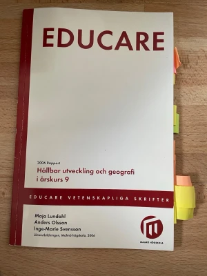 Educare: Hållbar utveckling och geografi - Boken 'Educare: Hållbar utveckling och geografi i årskurs 9' är en rapport från Malmö högskola. Omslaget är vitt med vinröda detaljer och text. Perfekt för dig som pluggar lärarutbildning eller behöver kurslitteratur inom geografi och hållbar utveckling.