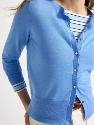 Ljusblå cardigan från Lindex - Snygg ljusblå cardigan från Tommy Hilfiger med rund halsringning och silverfärgade knappar. Tröjan har ribbade muddar och en liten metallogo vid nederkanten. Perfekt att slänga över en t-shirt eller linne för en fräsch look. Använt väldigt fåtal gånger